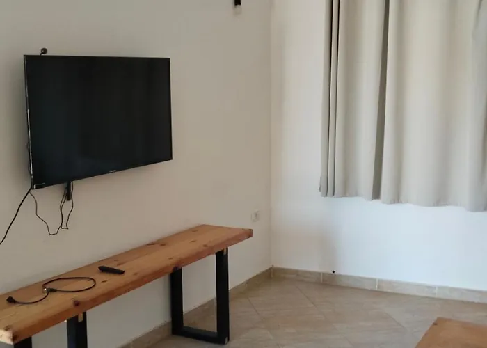 Golden Boot Apartment *